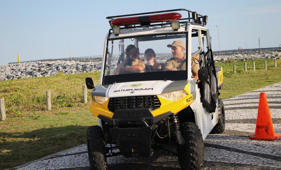 Cinto afivelado e sorriso no rosto: a “Voltinha UTV PMPR” conquista a criançada no litoral