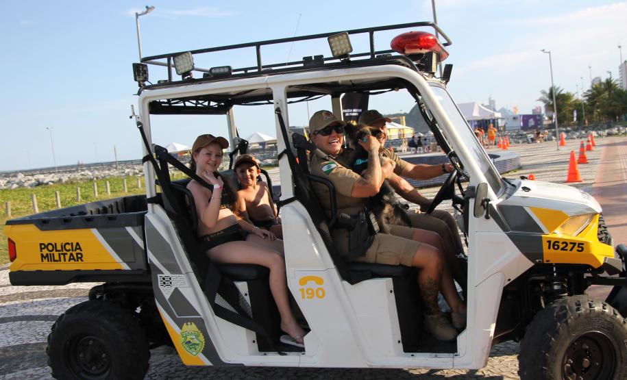 Cinto afivelado e sorriso no rosto: a “Voltinha UTV PMPR” conquista a criançada no litoral