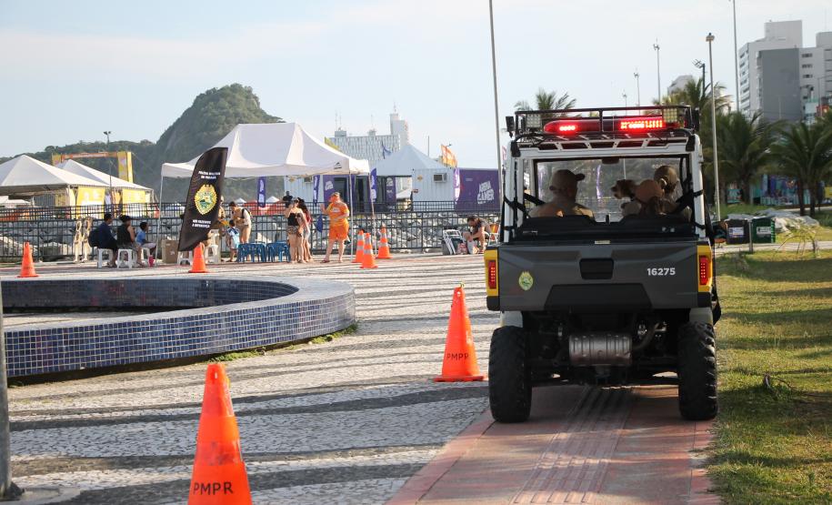 Cinto afivelado e sorriso no rosto: a “Voltinha UTV PMPR” conquista a criançada no litoral