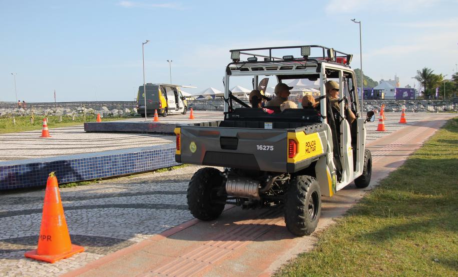 Cinto afivelado e sorriso no rosto: a “Voltinha UTV PMPR” conquista a criançada no litoral