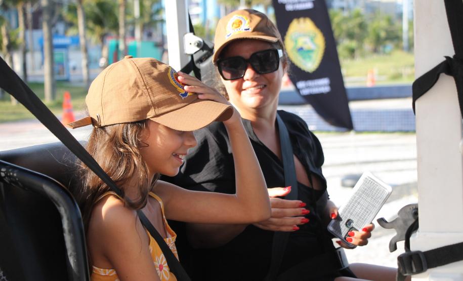 Cinto afivelado e sorriso no rosto: a “Voltinha UTV PMPR” conquista a criançada no litoral