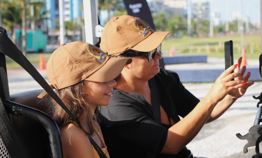 Cinto afivelado e sorriso no rosto: a “Voltinha UTV PMPR” conquista a criançada no litoral