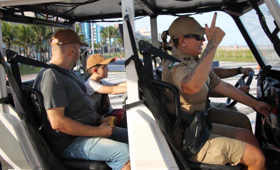 Cinto afivelado e sorriso no rosto: a “Voltinha UTV PMPR” conquista a criançada no litoral