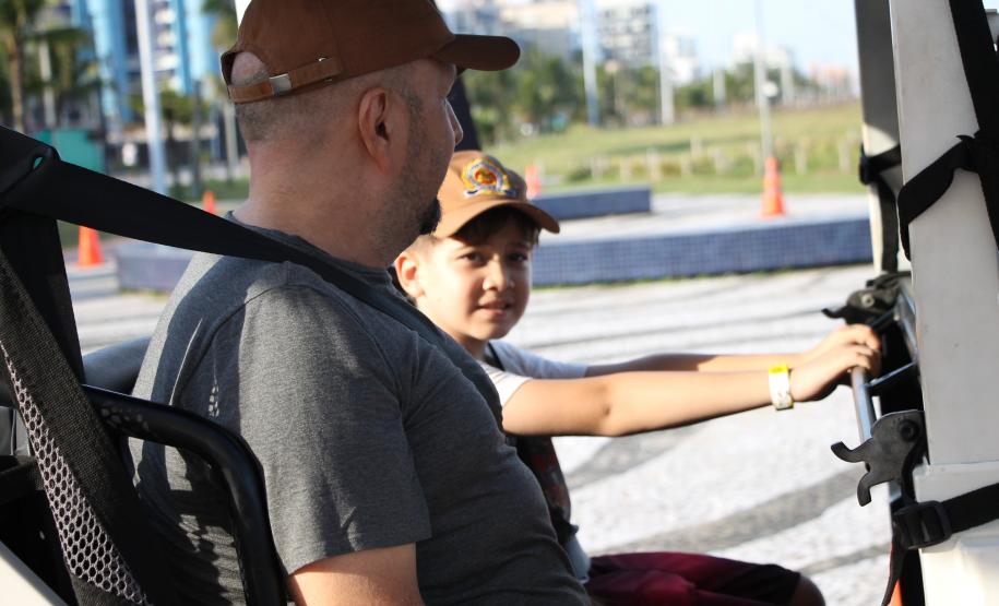 Cinto afivelado e sorriso no rosto: a “Voltinha UTV PMPR” conquista a criançada no litoral