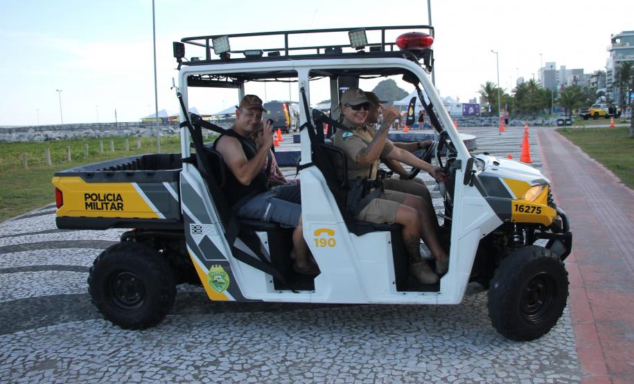 Cinto afivelado e sorriso no rosto: a “Voltinha UTV PMPR” conquista a criançada no litoral