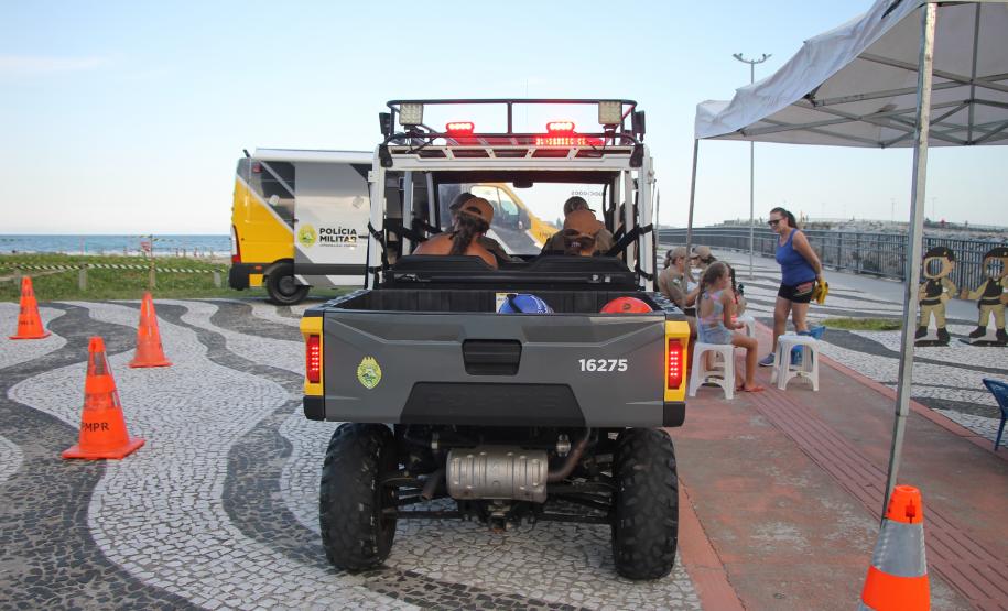 Cinto afivelado e sorriso no rosto: a “Voltinha UTV PMPR” conquista a criançada no litoral