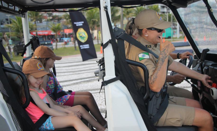 Cinto afivelado e sorriso no rosto: a “Voltinha UTV PMPR” conquista a criançada no litoral