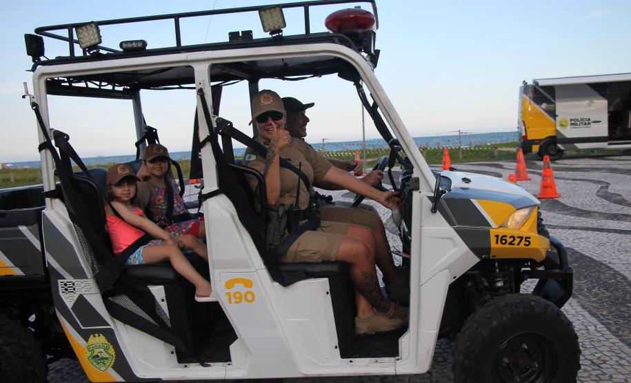 Cinto afivelado e sorriso no rosto: a “Voltinha UTV PMPR” conquista a criançada no litoral