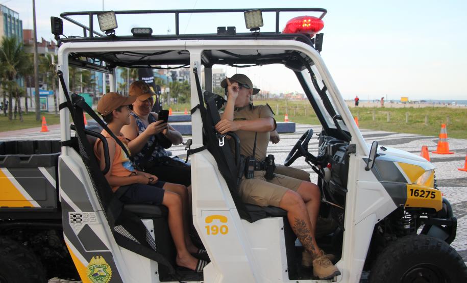 Cinto afivelado e sorriso no rosto: a “Voltinha UTV PMPR” conquista a criançada no litoral