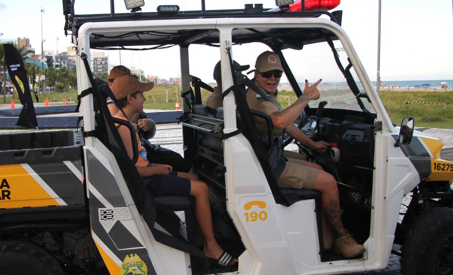 Cinto afivelado e sorriso no rosto: a “Voltinha UTV PMPR” conquista a criançada no litoral