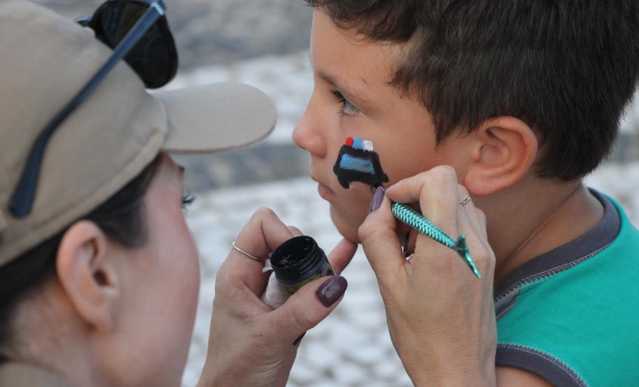 Cinto afivelado e sorriso no rosto: a “Voltinha UTV PMPR” conquista a criançada no litoral