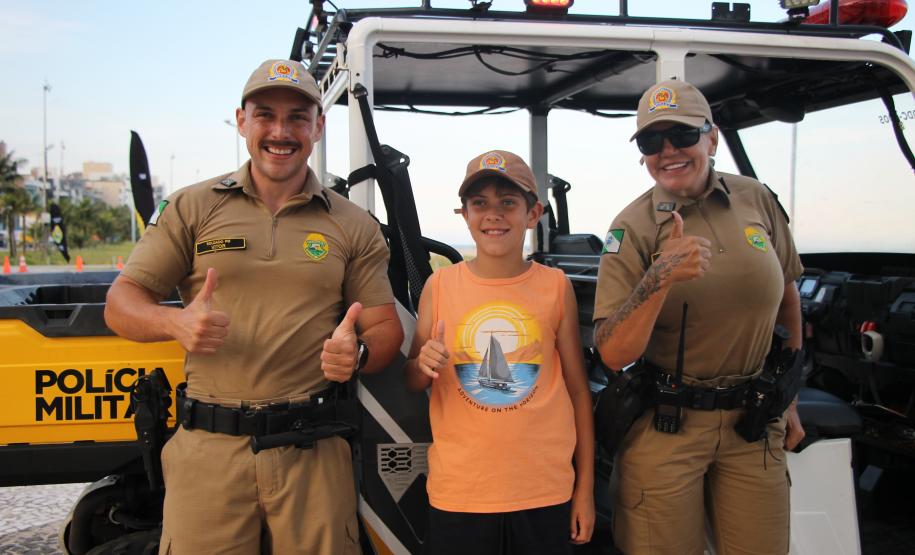 Cinto afivelado e sorriso no rosto: a “Voltinha UTV PMPR” conquista a criançada no litoral