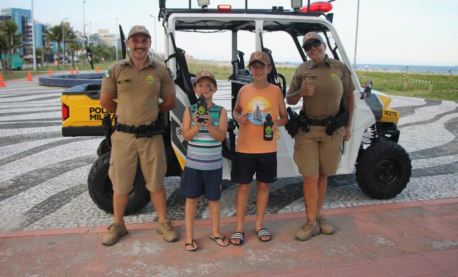 Cinto afivelado e sorriso no rosto: a “Voltinha UTV PMPR” conquista a criançada no litoral
