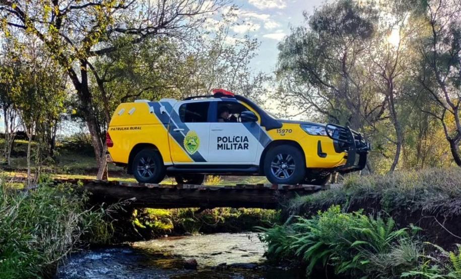 Diante do risco iminente de afogamento, os policiais da Patrulha Rural agiram de forma imediata e entraram no rio para prestar socorro