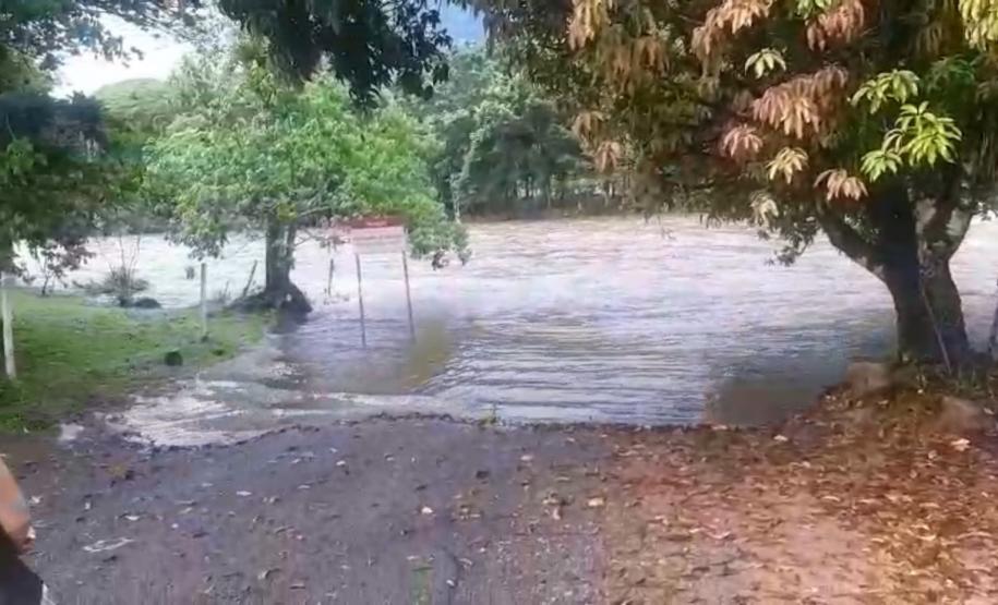 Diante do risco iminente de afogamento, os policiais da Patrulha Rural agiram de forma imediata e entraram no rio para prestar socorro