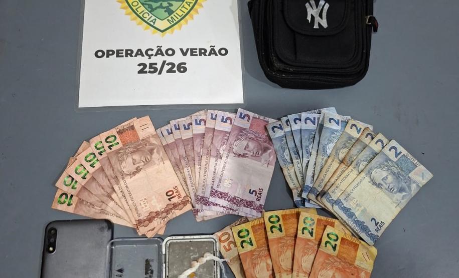 Durante a revista pessoal, foram encontrados com ele R$ 250,00 em dinheiro e cinco pedras de crack