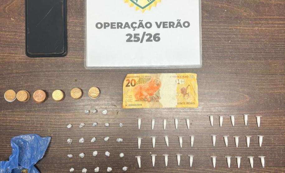 Ao final da ação, foram apreendidos 47 pinos de cocaína, 43 pedras de crack, 11 gramas de maconha, R$ 23,00 em dinheiro e um celular