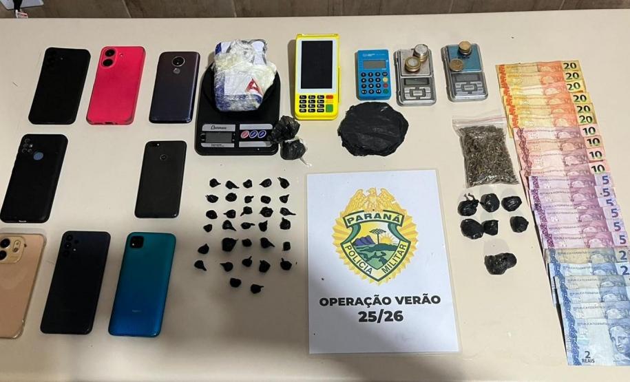 Ao todo, foram apreendidos aproximadamente 424 gramas de pasta base de cocaína, 36 gramas de maconha, três balanças de precisão, duas máquinas de cartão, oito aparelhos celulares e R$ 210,00 em dinheiro