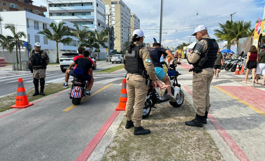 PMPR realiza ação educativa sobre uso de patinetes elétricos e ciclomotores em Matinhos