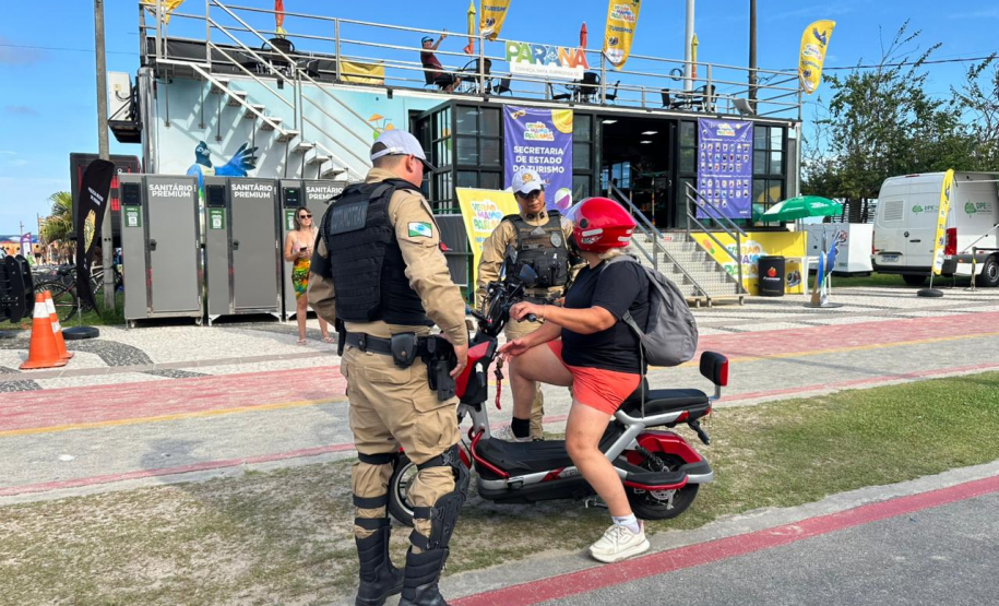 PMPR realiza ação educativa sobre uso de patinetes elétricos e ciclomotores em Matinhos