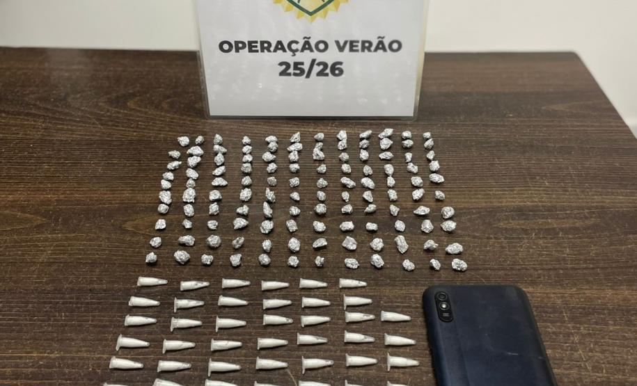 Ao todo, foram apreendidas 120 pedras de substância análoga ao crack e 68 pinos contendo substância análoga à cocaína