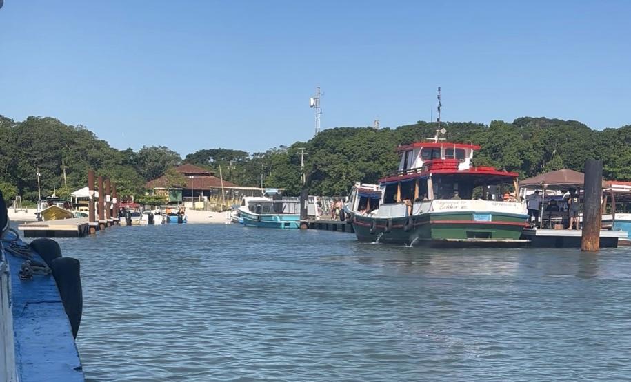 Banda da PMPR encanta público em apresentação inédita na Ilha do Mel