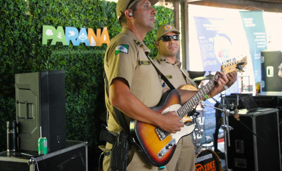 Banda da PMPR encanta público em apresentação inédita na Ilha do Mel
