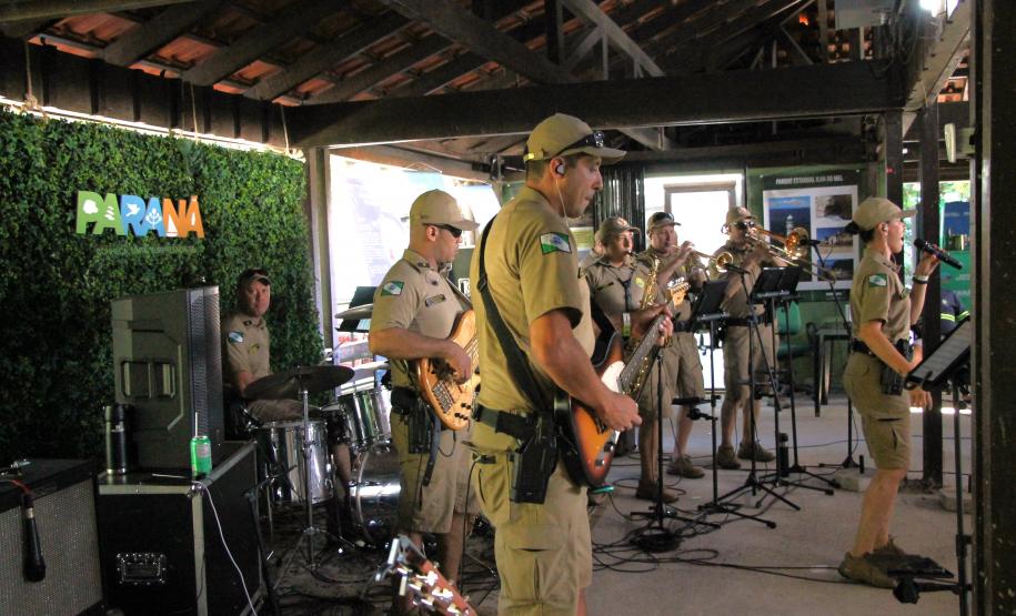 Banda da PMPR encanta público em apresentação inédita na Ilha do Mel