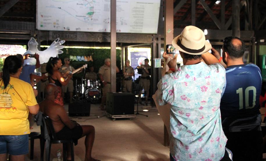 Banda da PMPR encanta público em apresentação inédita na Ilha do Mel