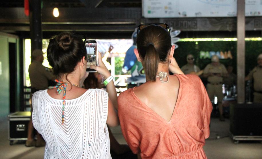 Banda da PMPR encanta público em apresentação inédita na Ilha do Mel