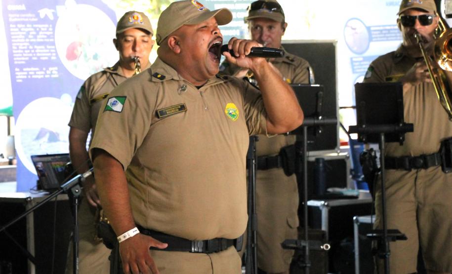 Banda da PMPR encanta público em apresentação inédita na Ilha do Mel