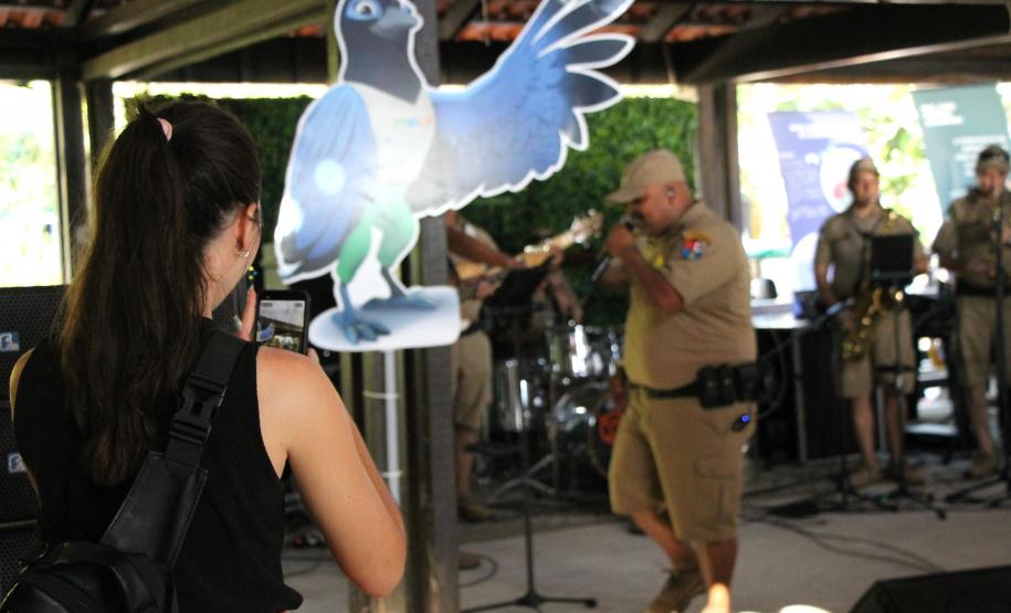 Banda da PMPR encanta público em apresentação inédita na Ilha do Mel