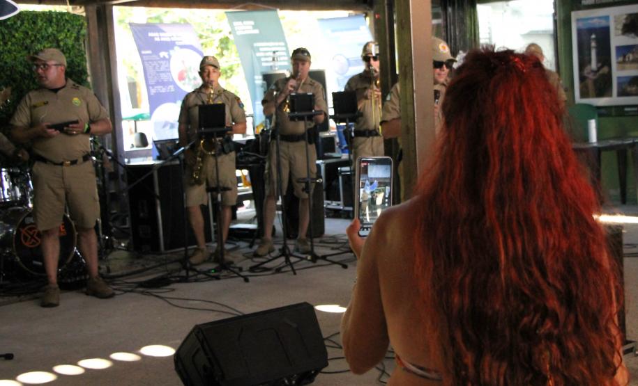 Banda da PMPR encanta público em apresentação inédita na Ilha do Mel