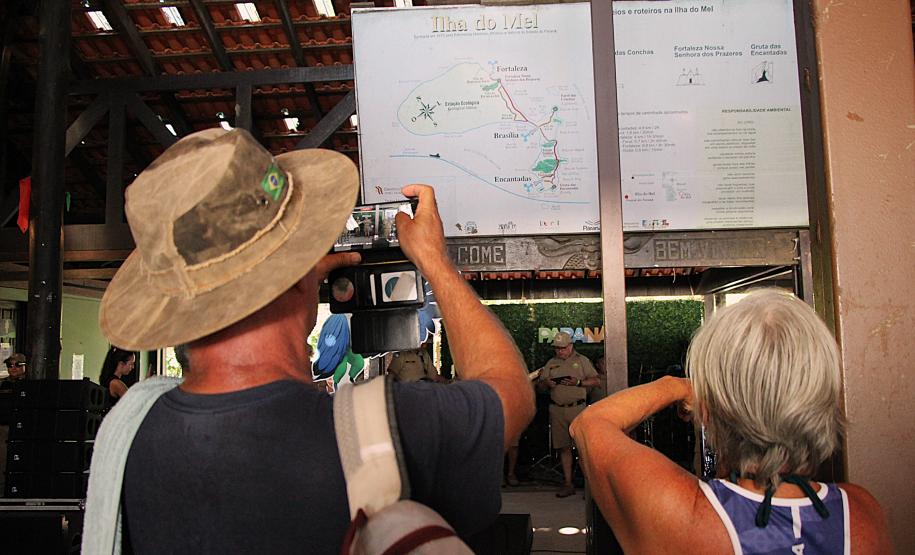 Banda da PMPR encanta público em apresentação inédita na Ilha do Mel