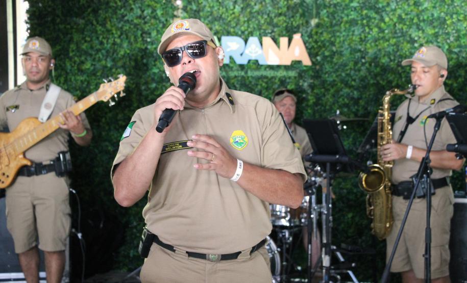 Banda da PMPR encanta público em apresentação inédita na Ilha do Mel