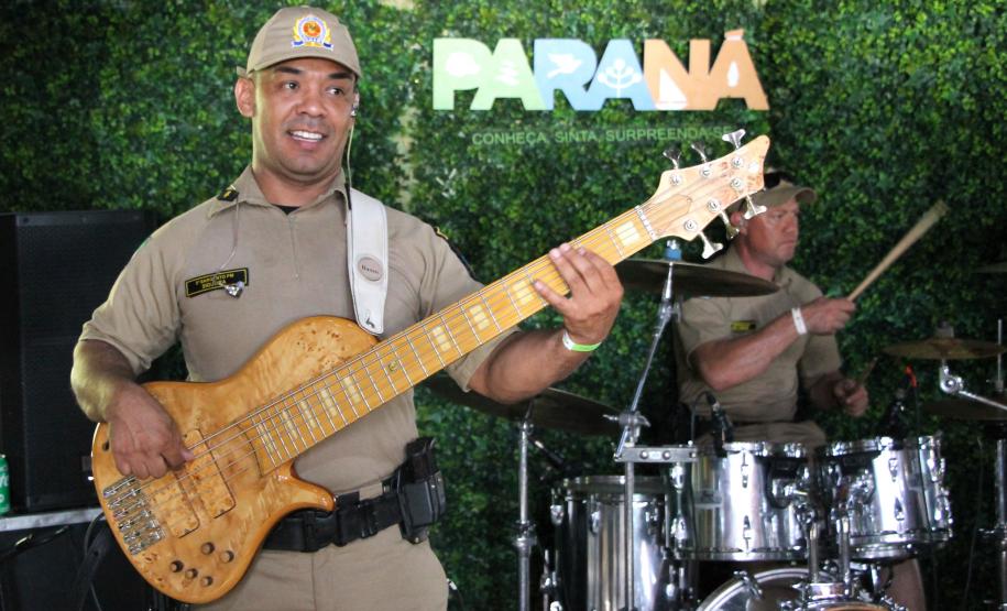 Banda da PMPR encanta público em apresentação inédita na Ilha do Mel