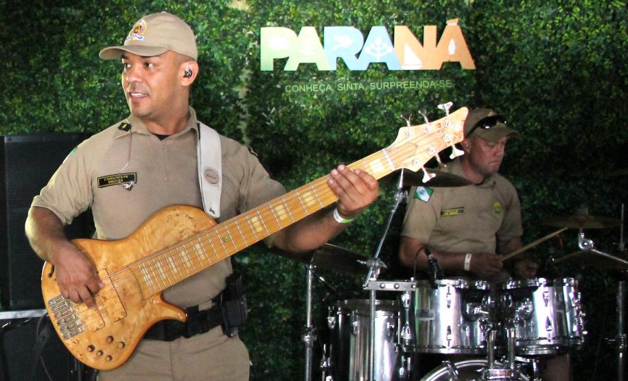 Banda da PMPR encanta público em apresentação inédita na Ilha do Mel