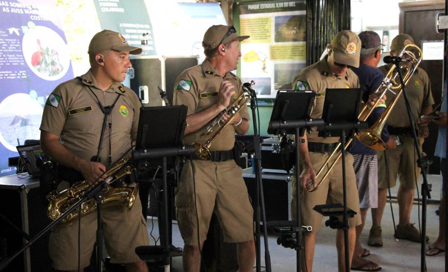 Banda da PMPR encanta público em apresentação inédita na Ilha do Mel