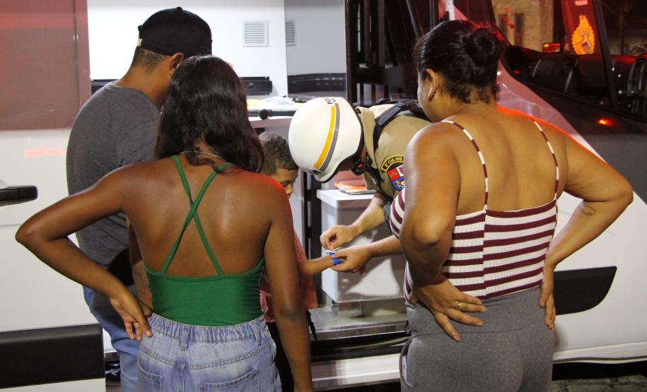 Alegria e proteção policial definem o penúltimo dia da folia em Guaratuba