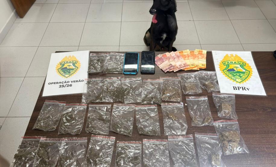 No interior do objeto foram encontradas 19 porções de maconha, totalizando 74 gramas, além da quantia de R$ 115,00 em dinheiro