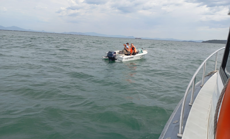 PMPR resgata embarcação à deriva em Pontal do Paraná