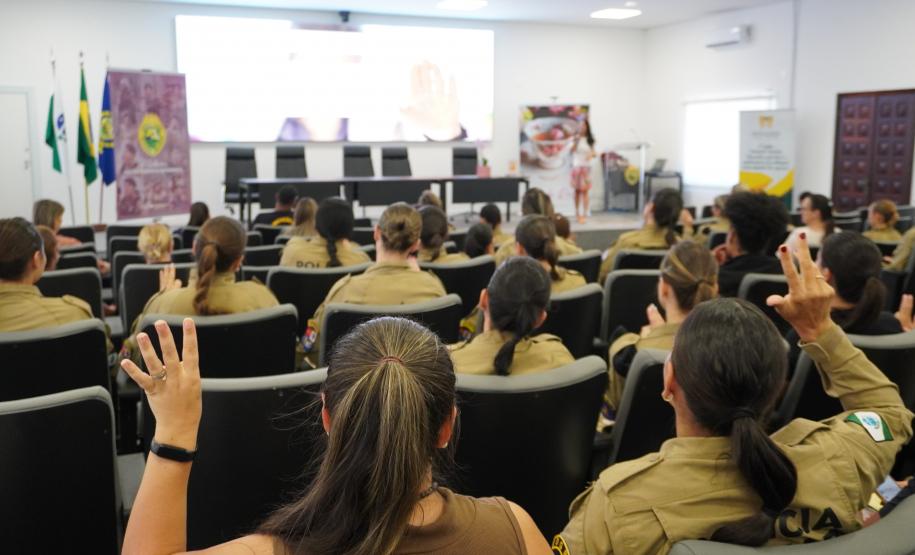 PMPR promove encontro “Chá de Rosas” e debate identidade feminina entre policiais militares