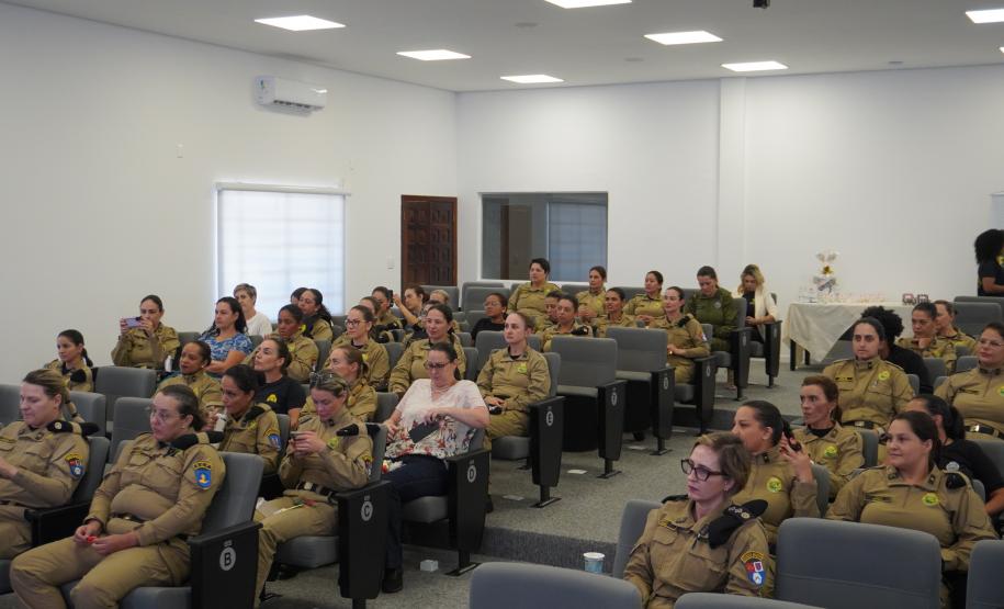 PMPR promove encontro “Chá de Rosas” e debate identidade feminina entre policiais militares