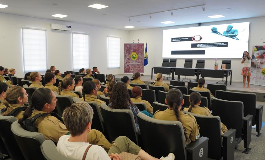 PMPR promove encontro “Chá de Rosas” e debate identidade feminina entre policiais militares