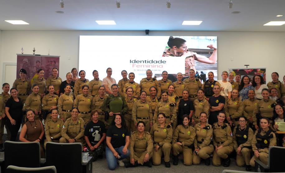 PMPR promove encontro “Chá de Rosas” e debate identidade feminina entre policiais militares