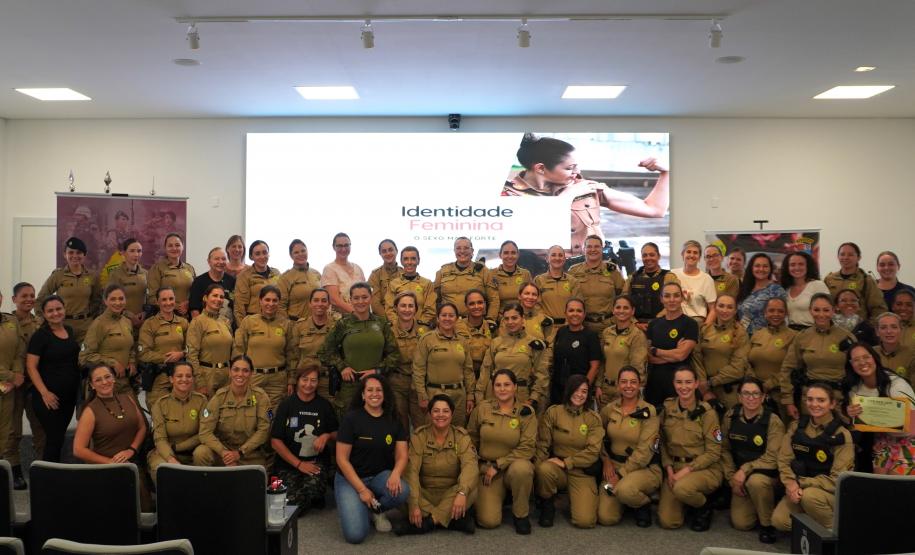 PMPR promove encontro “Chá de Rosas” e debate identidade feminina entre policiais militares