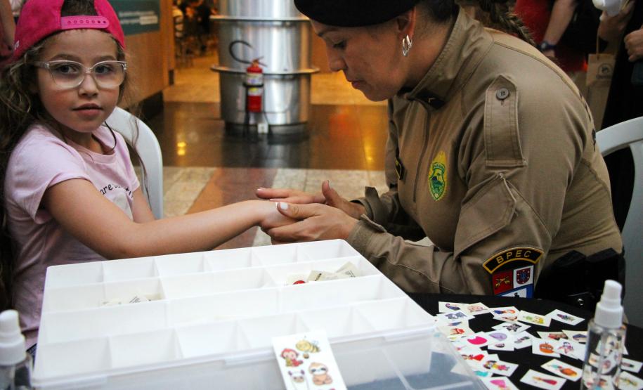 PMPR e Forças de Segurança Intensificam Ações de Proteção à Mulher durante evento da SESP no Shopping Estação
