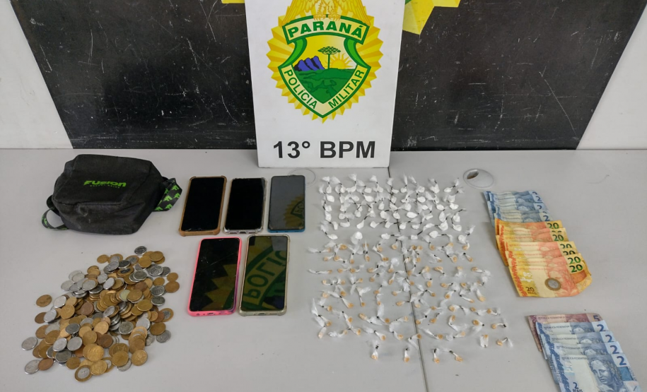 PMPR prende duas mulheres por tráfico de drogas e apreende crack e cocaína no Tatuquara