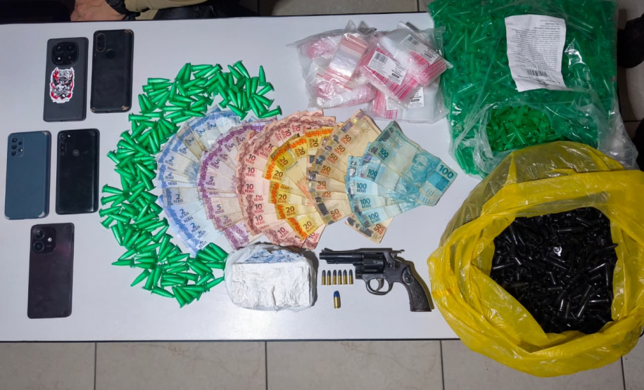 PMPR prende suspeito por tráfico de drogas, porte ilegal de arma e direção perigosa em Jacarezinho