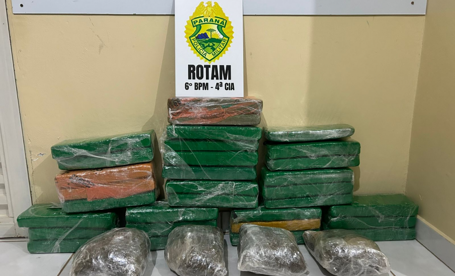PMPR apreende 55 celulares e 25 quilos de maconha em fiscalizações na rodoviária de Santa Tereza do Oeste